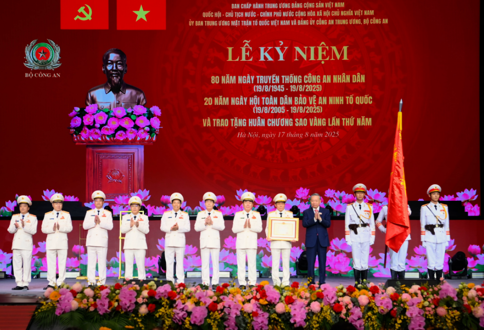 Gần 300 CBCS Công an thành phố theo dõi truyền hình trực tiếp Chương trình kỷ niệm 80 năm Ngày truyền thống CAND Việt Nam và 20 năm Ngày hội toàn dân bảo vệ ANTQ – Trao tặng Huân chương Sao Vàng (lần thứ 5) cho lực lượng CAND